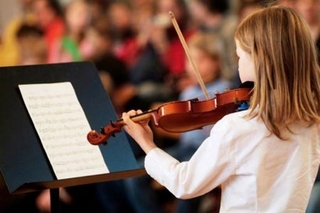 Học chơi nhạc cụ giúp kích thích sự phát triển trí nhớ ở trẻ
